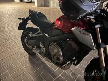 Honda CB 650R rossa, immatricolata luglio 2020