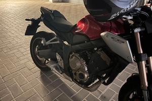 Honda CB 650R rossa, immatricolata luglio 2020