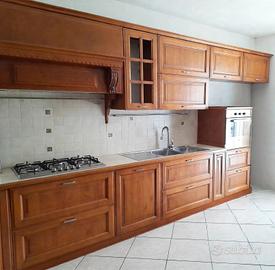 Cucina su misura in legno di ciliegio