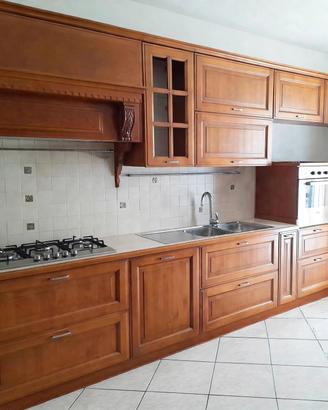 Cucina su misura in legno di ciliegio