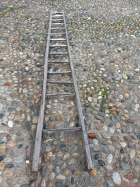 Antica scala in legno da arredamento