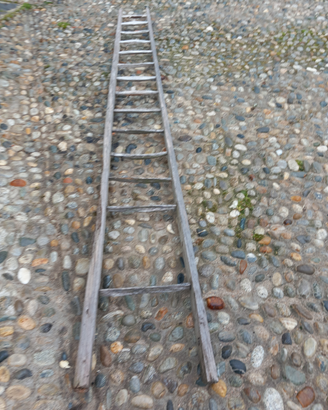 Antica scala in legno da arredamento