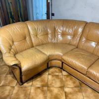 divano grande in pelle e legno