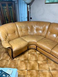 divano grande in pelle e legno