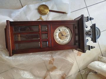 antico orologio a pendolo 