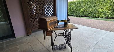 Macchina da cucire Singer con mobiletto
