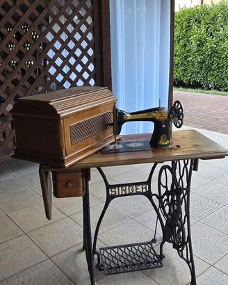 Macchina da cucire Singer con mobiletto