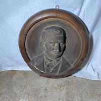 Scultura di Giovanni Pascoli con cornice