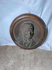 Scultura di Giovanni Pascoli con cornice