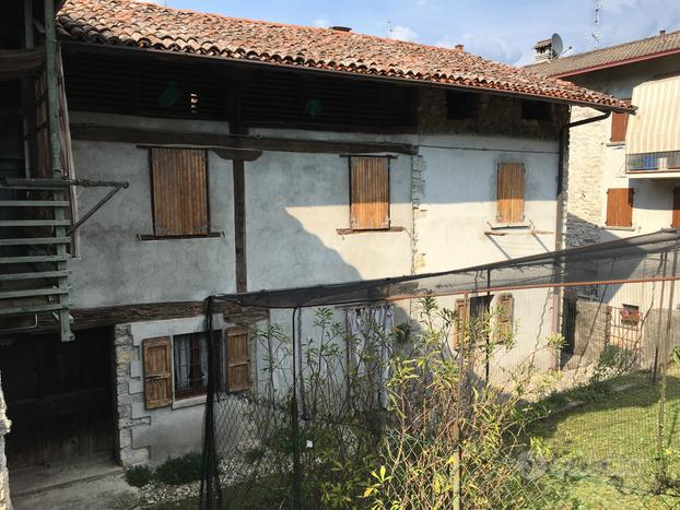 Casa rustica con cortile e terreno