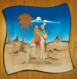 Piatto decorativo in cotto, dipinto con sabbie.