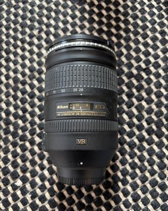Obiettivo Nikon af-s 28-300mm