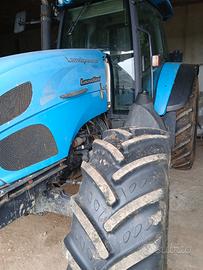 trattore agricolo e attrezzature