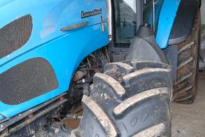 trattore agricolo e attrezzature