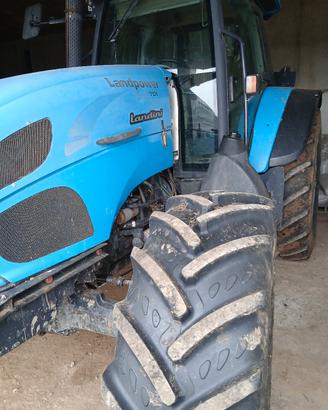 trattore agricolo e attrezzature