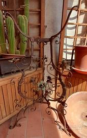 Fioriera antica in ferro lavorato a mano