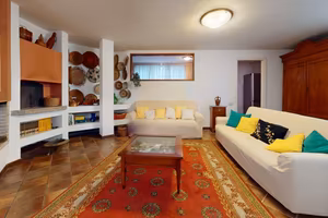 Rifinito locale multiuso con cortile