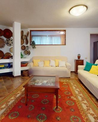 Rifinito locale multiuso con cortile