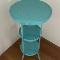 Tavolino tondo a tre ripiani in metallo azzurro