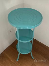 Tavolino tondo a tre ripiani in metallo azzurro