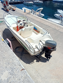 Barca con motore fuoribordo