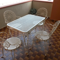 Tavolo e sedie da giardini