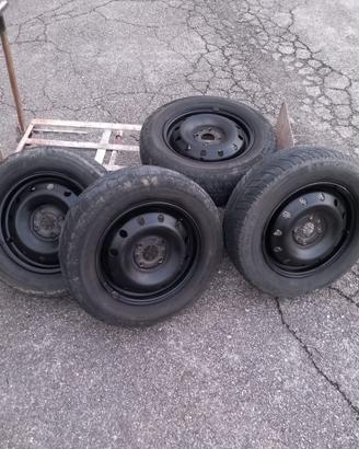 4 cerchi con gomme invernali 14”