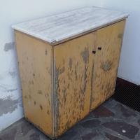 Mobile da esterno in legno con ripiano in marmo