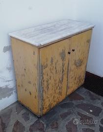 Mobile da esterno in legno con ripiano in marmo