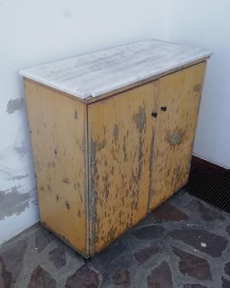 Mobile da esterno in legno con ripiano in marmo
