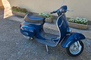 Vespa 50 Piaggio di color blu