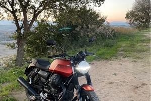 Moto Guzzi V7 IV Stone arancio rame Ottobre 2022