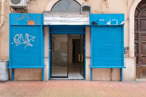 Locale più appartamento con tre ingressi