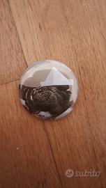 Spilla pin Piccione con cappello di carta 32mm