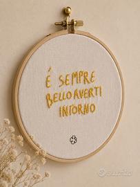Telaio ricamato “é sempre bello averti intorno”