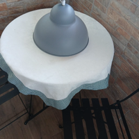 Lampadario grigio  e bianco all’Interno