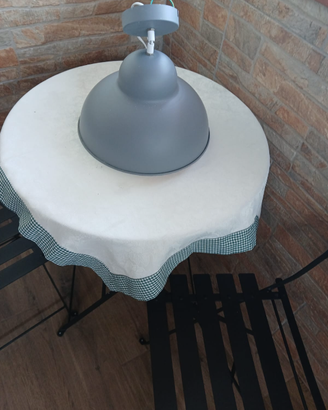 Lampadario grigio  e bianco all’Interno