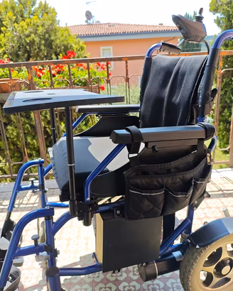 Sedia a rotelle elettrica con joystick