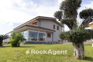 VILLA UNIFAMILIARE DI PREGIO CON AMPIO GIARDINO E