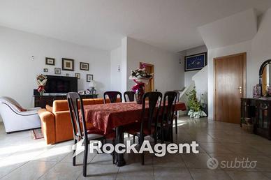 Villa di 217 m² con più di 5 locali e box auto a S