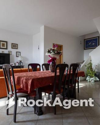 Villa di 217 m² con più di 5 locali e box auto a S