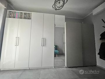 Set armadi PAX IKEA, scrivania, sedia e lampadario