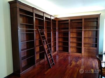 libreria in abete con scala ad angolo ripiani led