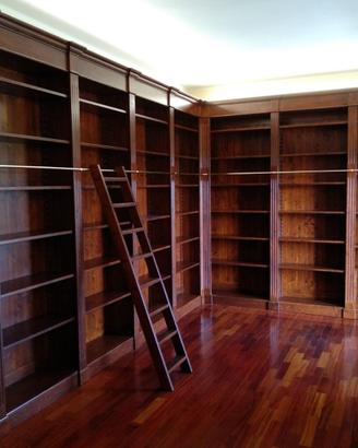 libreria in abete con scala ad angolo ripiani led