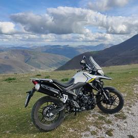 Moto Motron X-Nord 125 con bauletto e casco 