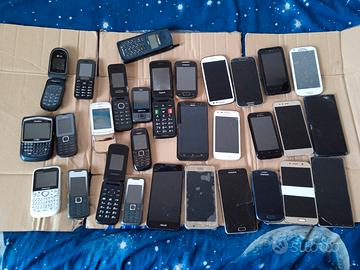 30 CELLULARI per USO RICAMBI