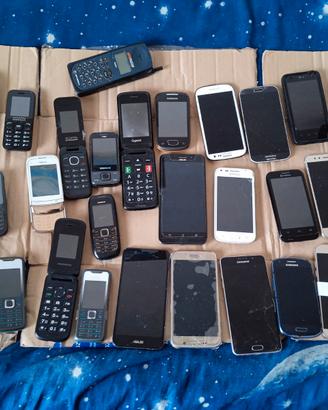 30 CELLULARI per USO RICAMBI