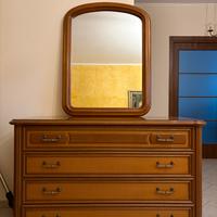 Cassettiera in legno massello con specchio