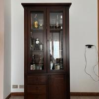 Vetrina in legno noce scuro con vetri e cassetti