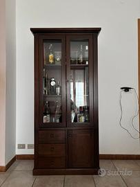 Vetrina in legno noce scuro con vetri e cassetti